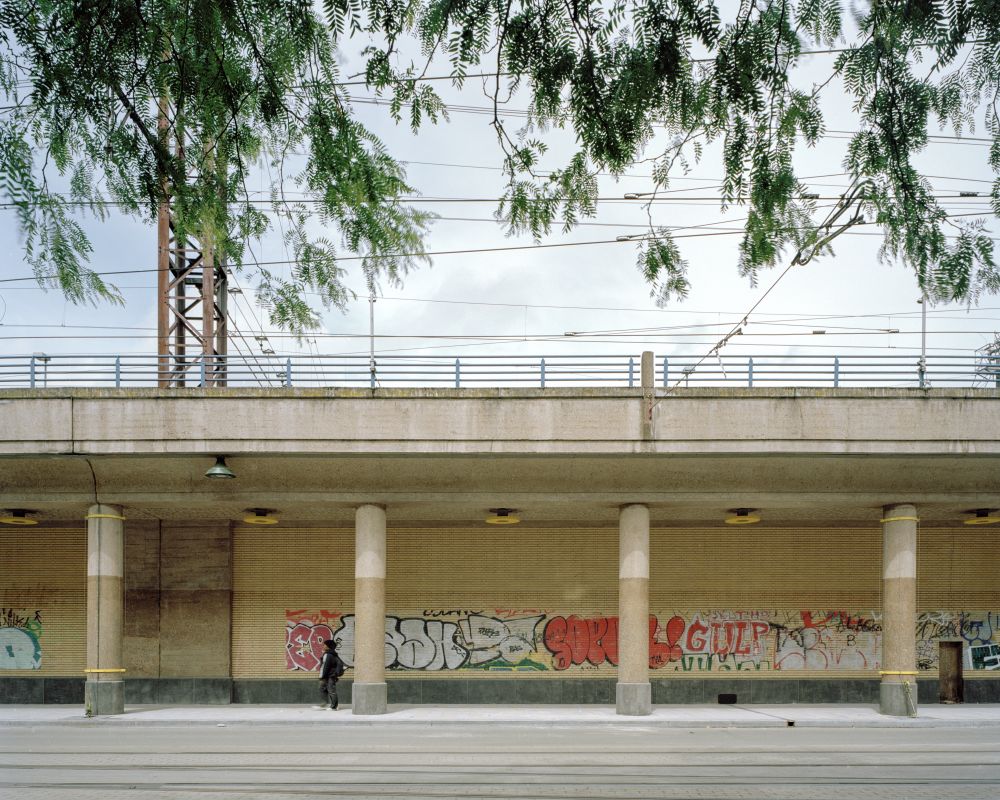 Colonnade : long des voies férrovière