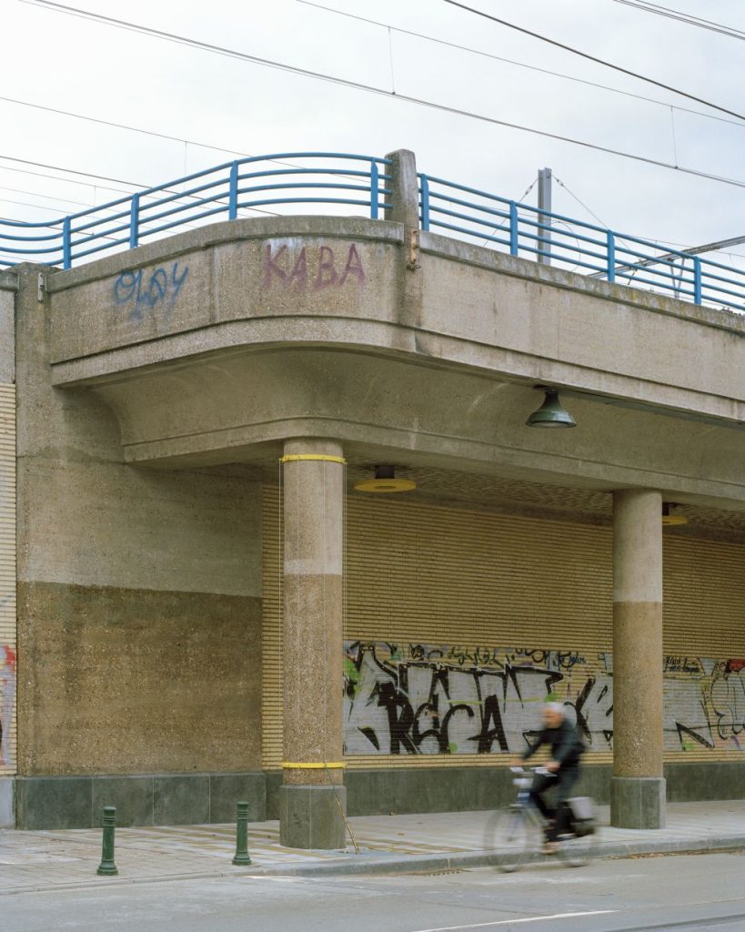 Vue de la colonnade rénovée de l'avenue Fonsny avec ses nouveaux aménagements paysagers